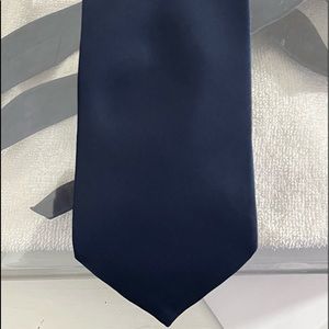 Like new condition mens vintage Arrow brand navy blue silk like tie.